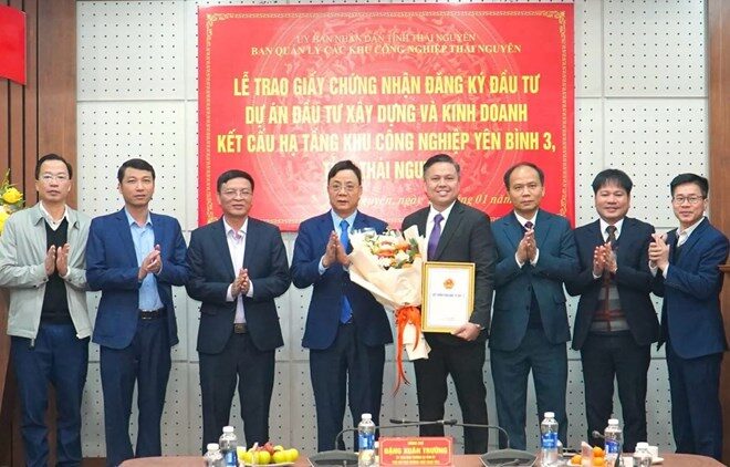 The ceremony for awarding the Investment Registration Certificate for the Yen Binh 3 Industrial Park Project in Thai Nguyen. Photo: Thai Nguyen Electronic Information Portal.