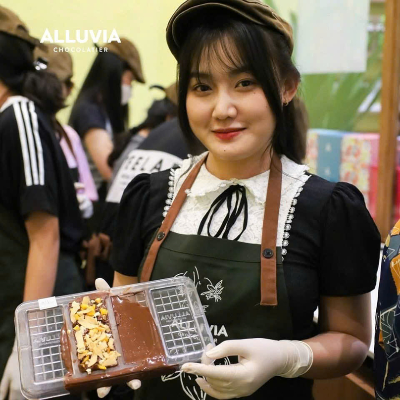 A girl shows off her homemade chocolate at Alluvia shop, 79 Le Loi street, District 1, Ho Chi Minh City, February 13, 2025. Photo courtesy of Alluvia.