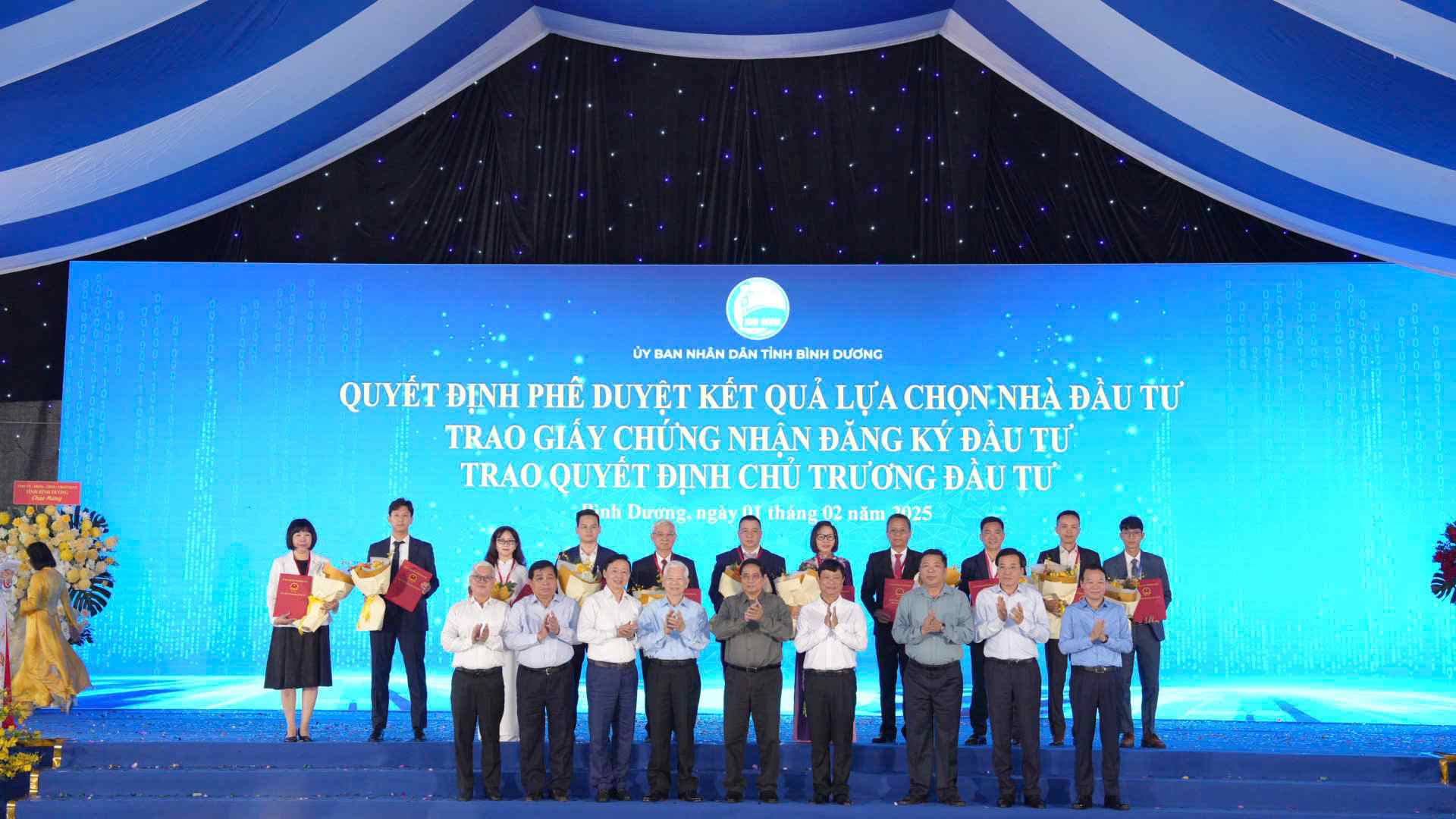 Binh Duong province granted investment registration certificates to enterprises in the presence of Prime Minister Pham Minh Chinh. Photo: Dinh Trong.