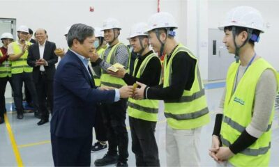 Secretary of Quang Ninh province's Party Committee Vu Dai Thang gives lucky money to Autoliv Vietnam workers. Photo courtesy of Quang Ninh portal.