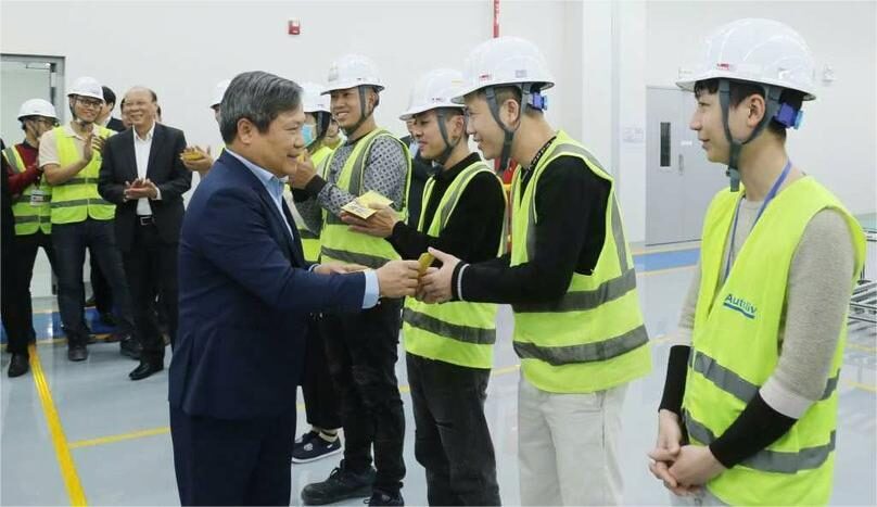 Secretary of Quang Ninh province's Party Committee Vu Dai Thang gives lucky money to Autoliv Vietnam workers. Photo courtesy of Quang Ninh portal.