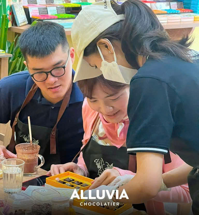 People make their favorite chocolate at Alluvia shop at 79 Le Loi, District 1, Ho Chi Minh City on February 13, 2025. Photo courtesy of Alluvia.