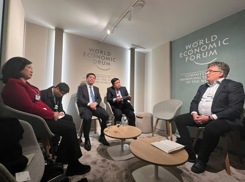 CIP founder and senior partner Jakob Baruël Poulsen (right), Minister of Industry and Trade Nguyen Hong Dien (center, left), Minister of Planning and Investment Nguyen Chi Dung (center, right), and Minister of Health Dao Hong Lan (left), at a meeting in Davos. Photo courtesy of CIP.