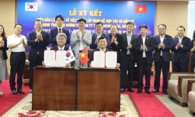 Chairman of Binh Duong People’s Committee Vo Van Minh (right) and Chairman of Daewoo E&C Jung Wonju sign a cooperation deal on December 26, 2024. Photo courtes of the province's news portal.