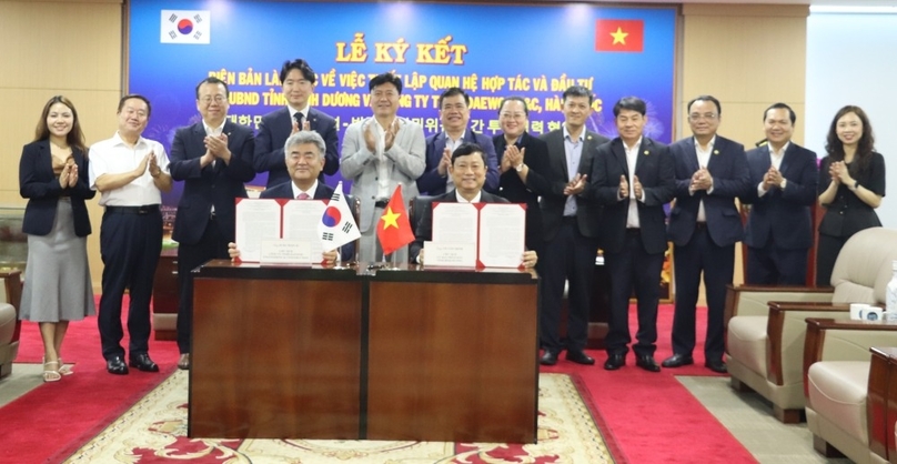 Chairman of Binh Duong People’s Committee Vo Van Minh (right) and Chairman of Daewoo E&C Jung Wonju sign a cooperation deal on December 26, 2024. Photo courtes of the province's news portal.