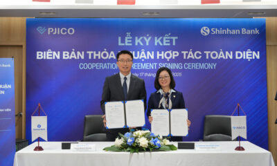 Ryu Je Eun, deputy general director of Shinhan Bank Vietnam, and CEO of PJICO Nguyen Thi Huong Giang at the singing ceremony in Hanoi on January 17, 2025. Photo courtesy of the bank.