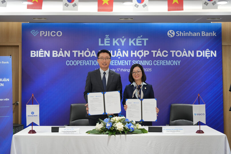 Ryu Je Eun, deputy general director of Shinhan Bank Vietnam, and CEO of PJICO Nguyen Thi Huong Giang at the singing ceremony in Hanoi on January 17, 2025. Photo courtesy of the bank.