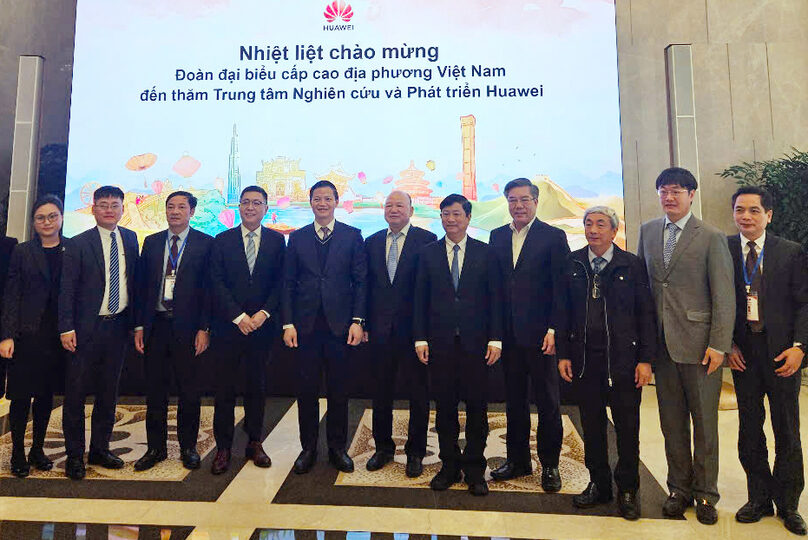 Bac Ninh Chairman Vuong Quoc Tuan (fifth, left) visits Huawei headquarters in Beijing, on February 20, 2025. Photo courtesy of Bac Ninh news portal.