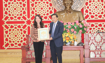 WHA chairperson Jareeporn Jarukornsakul (left) and Nghe An Chairman Le Hong Vinh at a meeting in Nghe An province, central Vietnam, January 6, 2025. Photo courtesy of Nghe An news portal.