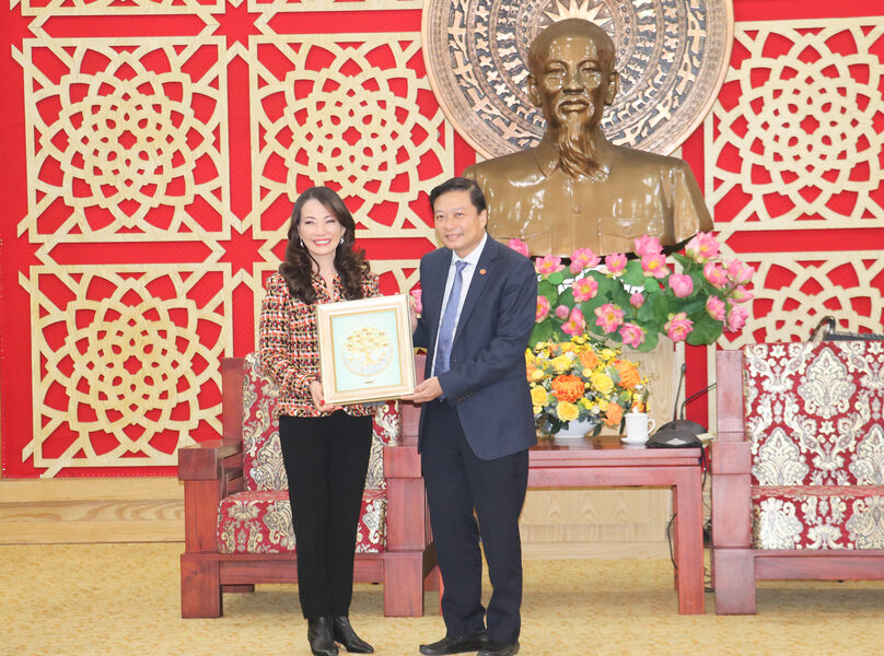 WHA chairperson Jareeporn Jarukornsakul (left) and Nghe An Chairman Le Hong Vinh at a meeting in Nghe An province, central Vietnam, January 6, 2025. Photo courtesy of Nghe An news portal.