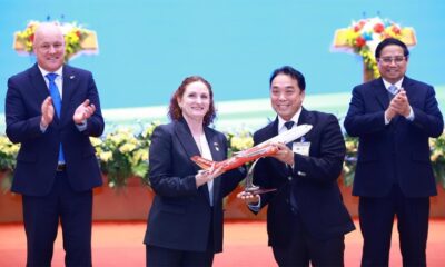 New Zealand Ambassador to Vietnam Caroline Beresford (front, left) presents the Testimonial of new connectivity to Vietjet vice chairman Nguyen Anh Tuan (right) in the presence of the Prime Ministers of both countries. Photo courtesy of Vietjet.