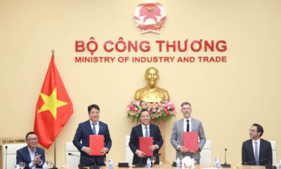 The Ministry of Industry and Trade holds a signing ceremony for the transfer of Phu My 2.2 power plant to EVN in Hanoi, February 4, 2025. Photo courtesy of EVN.