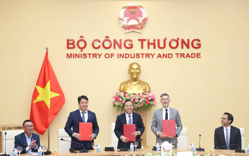 The Ministry of Industry and Trade holds a signing ceremony for the transfer of Phu My 2.2 power plant to EVN in Hanoi, February 4, 2025. Photo courtesy of EVN.