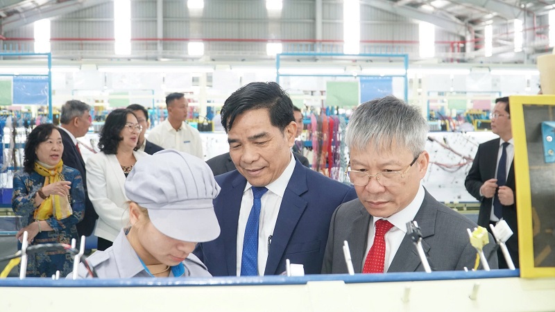 Quang Nam provincial leaders visit THACO’s factory.