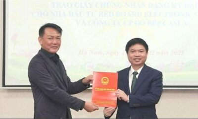 Ha Nam Chairman Truong Quoc Huy (right) grants an investment registration certificate to Red Board in the province, northern Vietnam, February 13, 2025. Photo courtesy of Ha Nam TV.