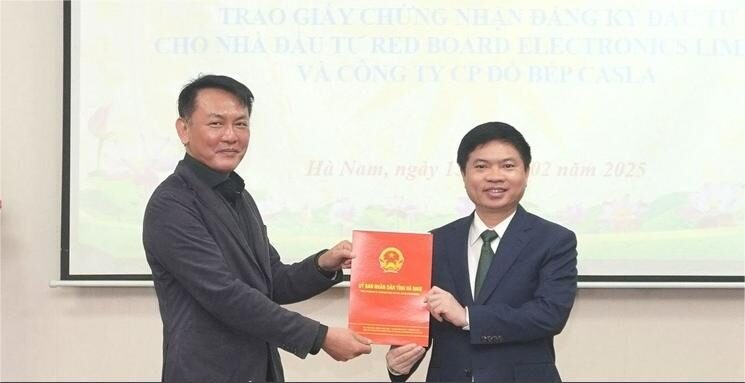 Ha Nam Chairman Truong Quoc Huy (right) grants an investment registration certificate to Red Board in the province, northern Vietnam, February 13, 2025. Photo courtesy of Ha Nam TV.