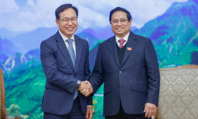 Samsung Vietnam's departing CEO Choi Joo Ho (left) and Vietnamese Prime Minister Pham Minh Chinh at a meeting in Hanoi on February 12, 2025. Photo courtesy of the government's news portal.