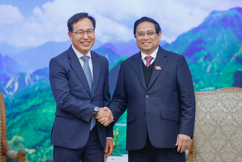 Samsung Vietnam's departing CEO Choi Joo Ho (left) and Vietnamese Prime Minister Pham Minh Chinh at a meeting in Hanoi on February 12, 2025. Photo courtesy of the government's news portal.