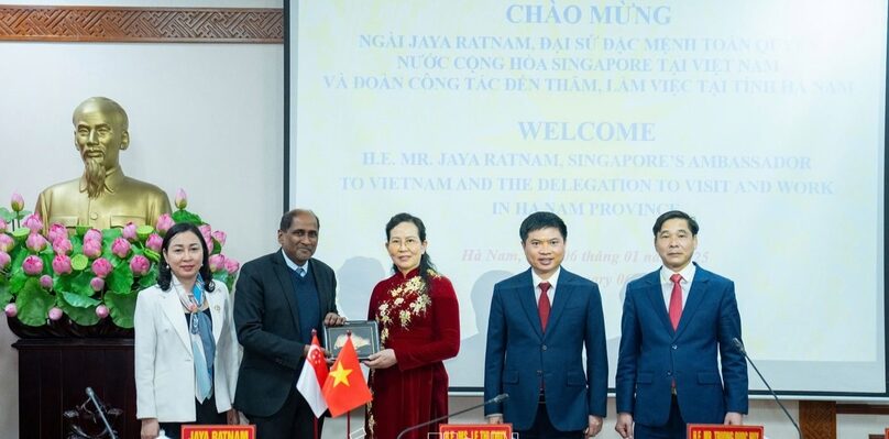 Le Thu Thuy (center), chief of Ha Nam's Party Committee; Ha Nam Chairman Truong Quoc Huy (second, right); Singaporean Ambassador to Vietnam Jaya Ratnam (second, left) at a meeing in Ha Nam province, northern Vietnam, January 6, 2025. Photo courtesy of Ha Nam newspaper.