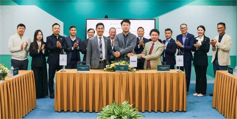 Executive of Stavian Group and Juhang Energy Technology sign an infrastructure lease agreement on January 23, 2025. Photo courtesy of Stavian.