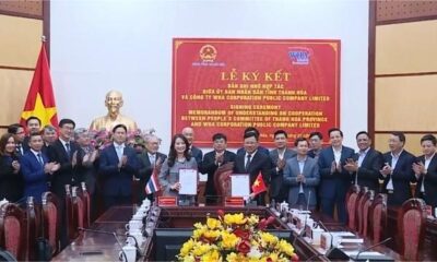 WHA chairperson Jareeporn Jarukornsakul (left, holding paper) and Thanh Hoa Chairman Nguyen Van Thi (right, holding paper) at a meeting in Thanh Hoa province, central Vietnam, on January 7, 2025. Photo courtesy of Thanh Hoa TV.