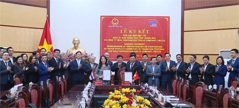 WHA chairperson Jareeporn Jarukornsakul (left, holding paper) and Thanh Hoa Chairman Nguyen Van Thi (right, holding paper) at a meeting in Thanh Hoa province, central Vietnam, on January 7, 2025. Photo courtesy of Thanh Hoa TV.