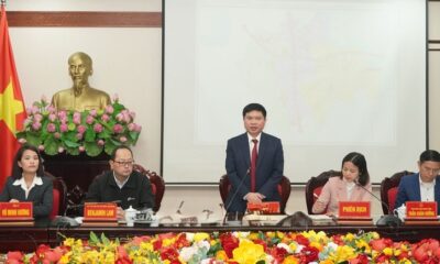 Ha Nam Chairman Truong Quoc Huy (standing) at a meeting with VSIP in Ha Nam province, northern Vietnam, February 18, 2025. Photo courtesy of Ha Nam newspaper.