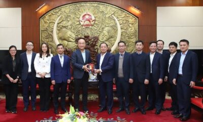 Hung Yen Chairman Tran Quoc Van (sixth, left) at a meeting with WHA in Hung Yen province, December 27, 2024. Photo courtesy of Hung Yen newspaper.