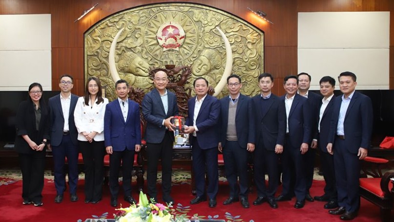 Hung Yen Chairman Tran Quoc Van (sixth, left) at a meeting with WHA in Hung Yen province, December 27, 2024. Photo courtesy of Hung Yen newspaper.