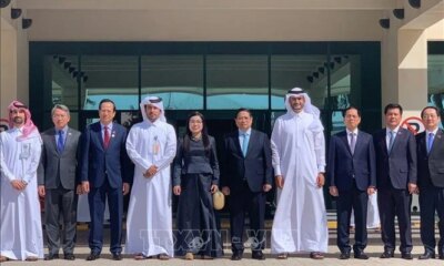 Prime Minister Pham Minh Chinh, his spouse, and the high-level Vietnamese delegation visit Qatar Energy-invested Ras Laffan industrial city on November 1. (Photo: VNA)