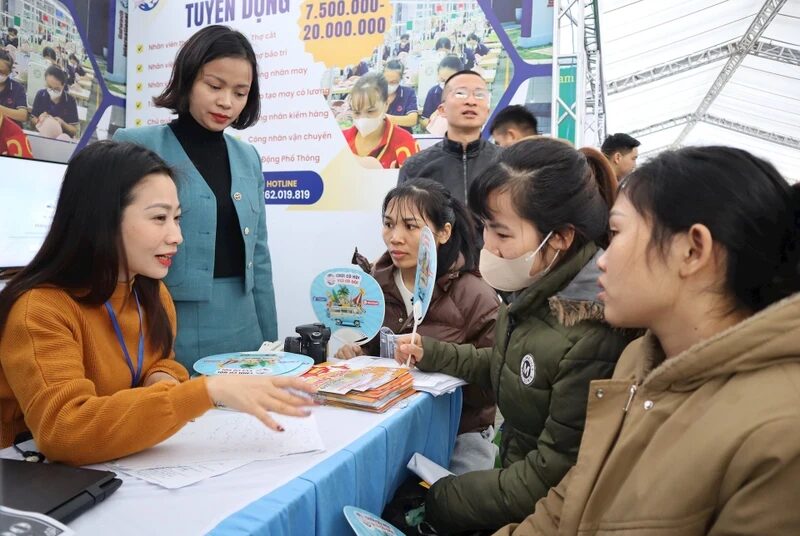 Businesses at VSIP Nghe An Industrial Park looking for workers at the Job Fair held right after the Lunar New Year 2025.