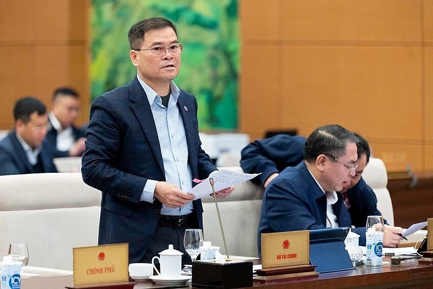 Deputy minister of MoF Bui Van Khang speech at the Standing Committee of the National Assembly meeting. Photo: National Assembly