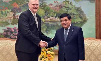 Deputy Prime Minister Nguyen Chi Dung and Lien Andrew Michael, Wanek Furniture's vice president and general director of Asian factories, in their meeting in Hanoi on March 13,2025. Photo curtesy of the government's news portal.