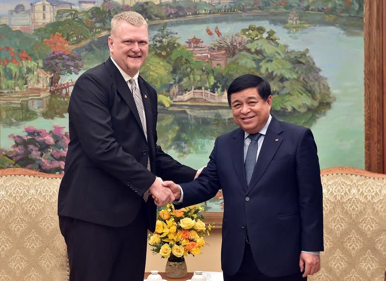 Deputy Prime Minister Nguyen Chi Dung and Lien Andrew Michael, Wanek Furniture's vice president and general director of Asian factories, in their meeting in Hanoi on March 13,2025. Photo curtesy of the government's news portal.