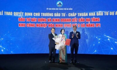 Da Nang City leaders grant the investment certificate to the investor of the project.