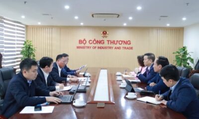 Delegations of Excelerate Energy (right) and the Ministry of Industry and Trade at a meeting in Hanoi on March 17, 2025. Photo courtesy of Cong Thuong (Industry & Trade) newspaper.