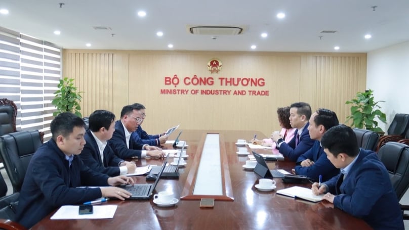 Delegations of Excelerate Energy (right) and the Ministry of Industry and Trade at a meeting in Hanoi on March 17, 2025. Photo courtesy of Cong Thuong (Industry & Trade) newspaper.