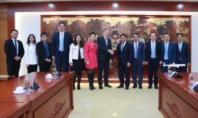 Airbus executive vice president international Wouter van Wersch (left) and Minister of Finance Nguyen Van Thang shake hands at a meeting in Hanoi on March 14, 2025. Photo courtesy of the ministry.