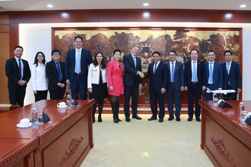 Airbus executive vice president international Wouter van Wersch (left) and Minister of Finance Nguyen Van Thang shake hands at a meeting in Hanoi on March 14, 2025. Photo courtesy of the ministry.