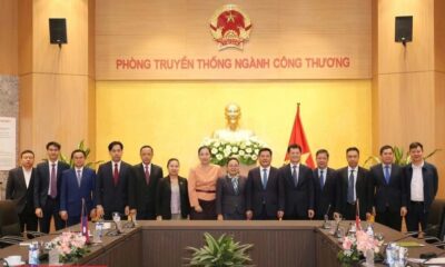 Minister of Industry and Trade Nguyen Hong Dien (6th from right) and Lao Ambassador to Vietnam Khamphao Ernthavanh (7th from right) have a working session in Hanoi on January 3. (Photo: tapchicongthuong.vn)