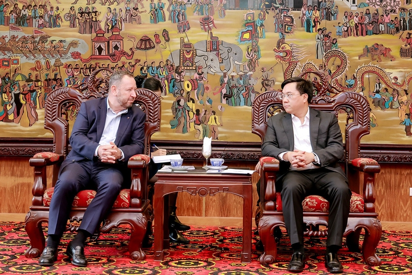 Bruno Jousselin, CEO of MM Mega Market Vietnam, talks with Chairman of the Vinh Phuc People's Committee Tran Duy Dong in the northern province, March 7, 2024. Photo courtesy of Vinh Phuc newspaper.