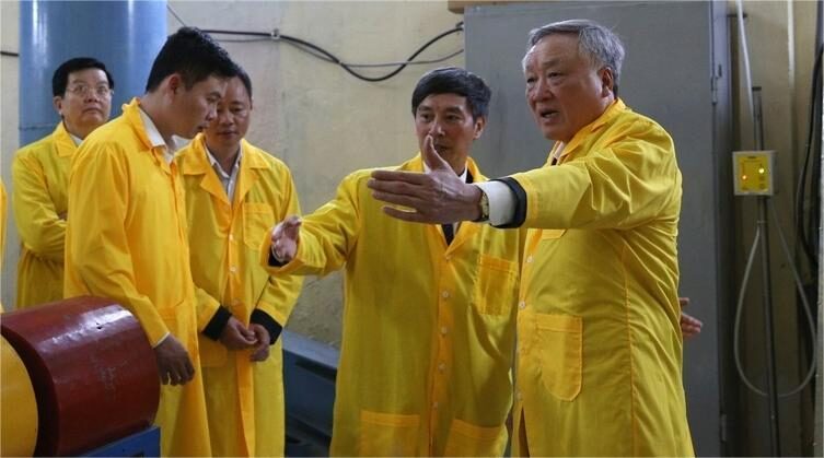 Deputy Prime Minister Nguyen Hoa Binh (right) works with the Dalat Nuclear Research Institute in Lam Dong province, Vietnam's Central Highlands, March 2, 2025. Photo courtesy of the government's news portal.