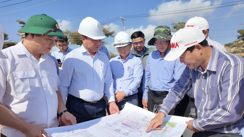 Ninh Thuan Chairman Tran Quoc Nam (second, left) visits the designated site for Ninh Thuan 1 nuclear power plant on March 5, 2025. Photo courtetsy of Ninh Thuan TV.