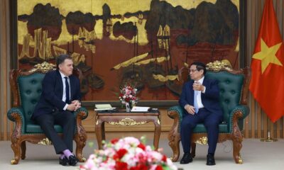 PM Pham Minh Chinh (right) and Minister of Transport Philippe Tabarot at a meeting in Hanoi on March 21, 2025. Photo courtesy of the government's news portal.