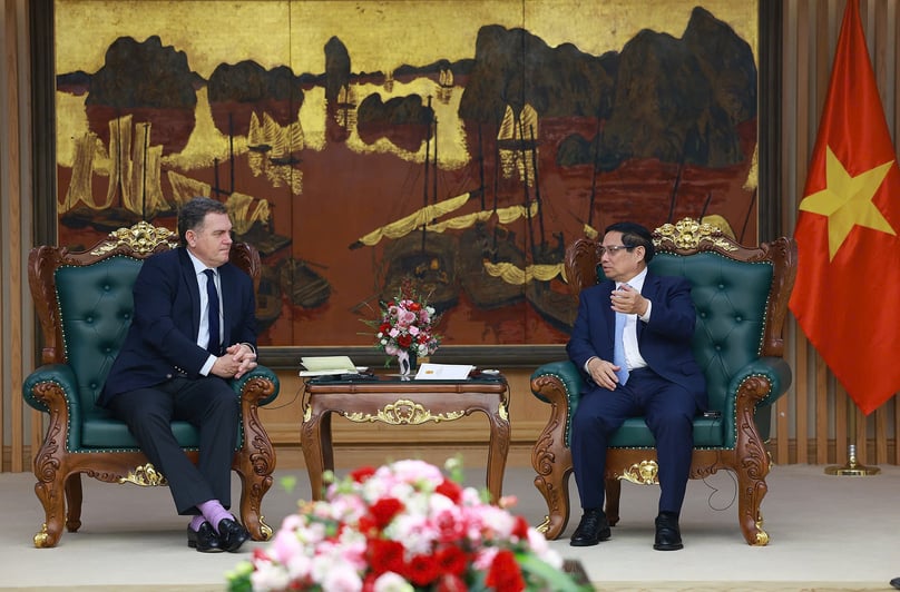 PM Pham Minh Chinh (right) and Minister of Transport Philippe Tabarot at a meeting in Hanoi on March 21, 2025. Photo courtesy of the government's news portal.