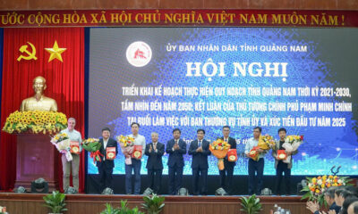 Quang Nam leaders hand over investment registration certificates for six projects in the province, central Vietnam. Photo by The Investor/Thanh Van.