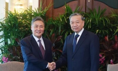 Party General Secretary To Lam (right) and Tow Heng Tan, chairman of Sembcorp Industries, at a meeting in Singapore on March 11, 2025. Photo courtesy of Vietnam News Agency.