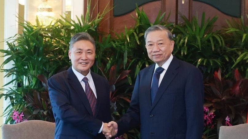 Party General Secretary To Lam (right) and Tow Heng Tan, chairman of Sembcorp Industries, at a meeting in Singapore on March 11, 2025. Photo courtesy of Vietnam News Agency.