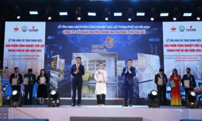 A representative of Thu Do Multimedia (in white) receives the certificate at the ceremony