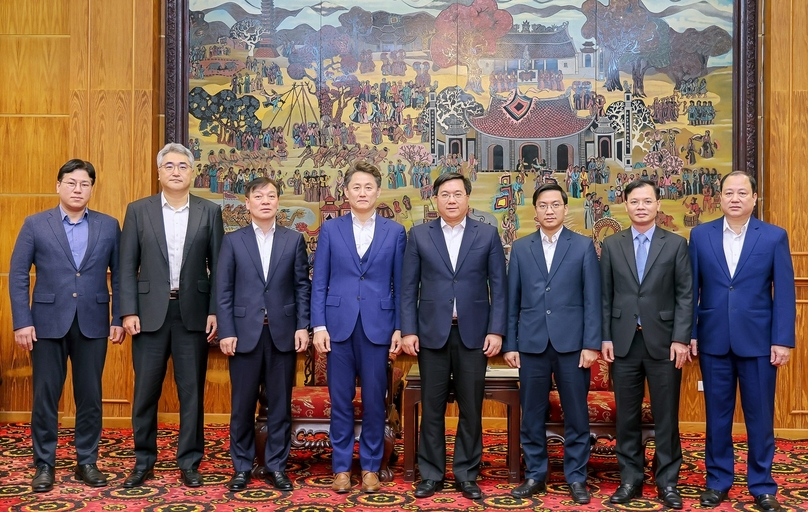 Chairman of the Vinh Phuc People's Committee Tran Duy Dong (fourth, right) and SKC representatives at their meeting in the province on March 6, 2025. Photo courtesy of Vinh Phuc newspaper.